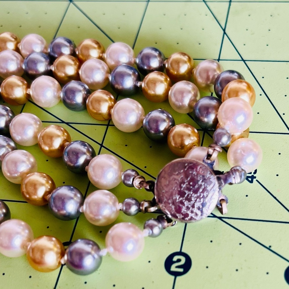 Triple strand vintage Pearls - Picture 3 of 7